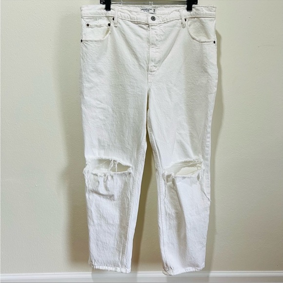 Abercrombie & Fitch White Ultra High Rise 90s
Straight Jean Women's - Picture 2 of 4